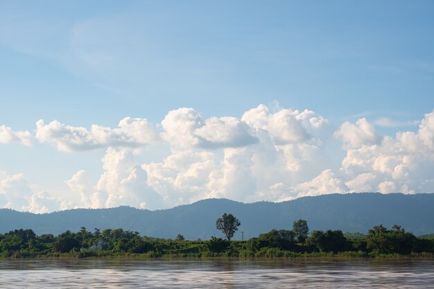 il cielo ha le nuvole e il fiume Mekong. cielo blu e nuvole.