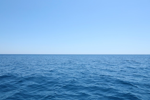 Il cielo mattutino vista frontale con acqua di mare blu profondo