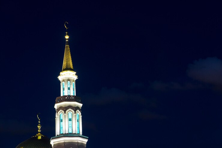 Il cielo nero e il minareto della moschea