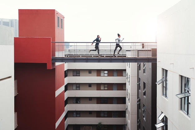 Il cielo non è il limite per la tua vista Inquadratura di un giovane uomo e una donna sportivi che corrono insieme all'aperto