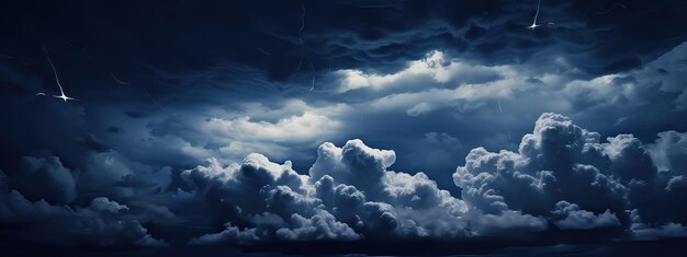 Il cielo notturno blu scuro con nuvole e stelle una tempesta sta arrivando tuono pioggia fulmini lampi