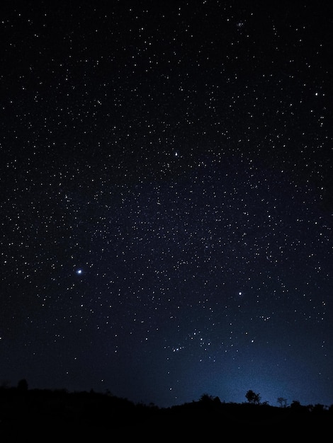 Il cielo notturno stellato e blu