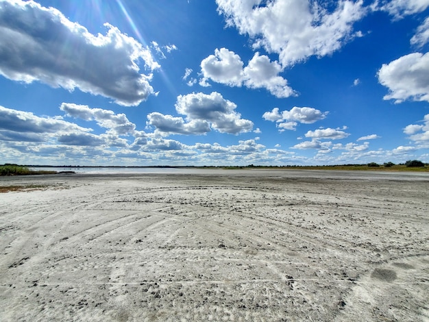 Il cielo nuvoloso del paesaggio del deserto si è prosciugato estuario salato