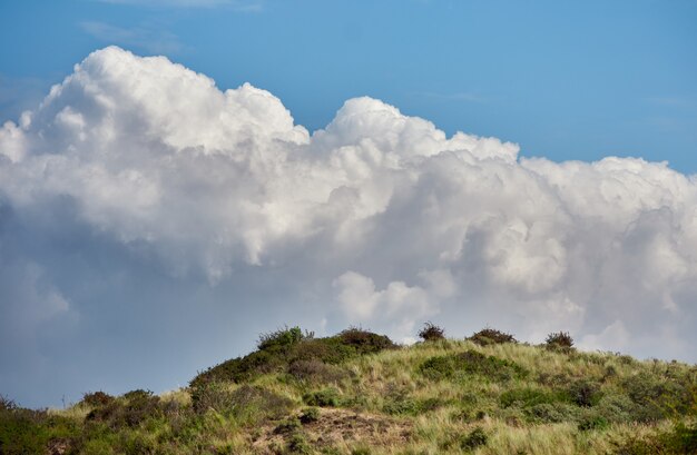 Il cielo nuvoloso sopra la collina in estate