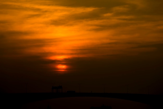 Il cielo rosso e l'ombra del sole al tramonto