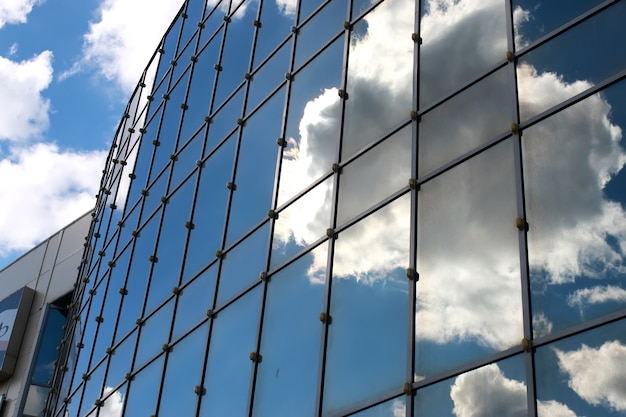 Il cielo si riflette nell'edificio degli uffici