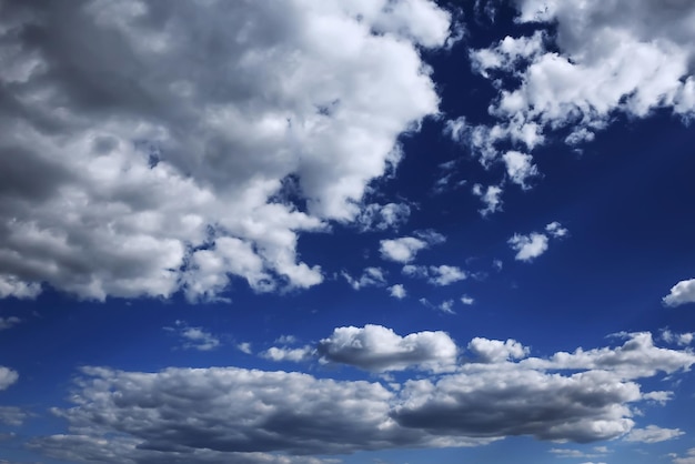 Il cielo tra le nuvole