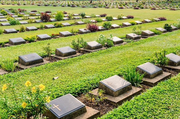 Il cimitero di guerra di Kanchanaburi (Don Rak) è il monumento storico dei prigionieri alleati della seconda guerra mondiale morti durante la costruzione della ferrovia della morte nella provincia di Kanchanaburi, in Thailandia