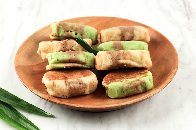 Il cioccolato Pukis Pandan è uno spuntino tradizionale popolare in Indonesia o Jajan Pasar. Questo snack è una variante di Jajanan Pasar. Copia spazio su sfondo bianco