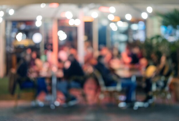 Il cliente al ristorante sfoca lo sfondo con bokeh