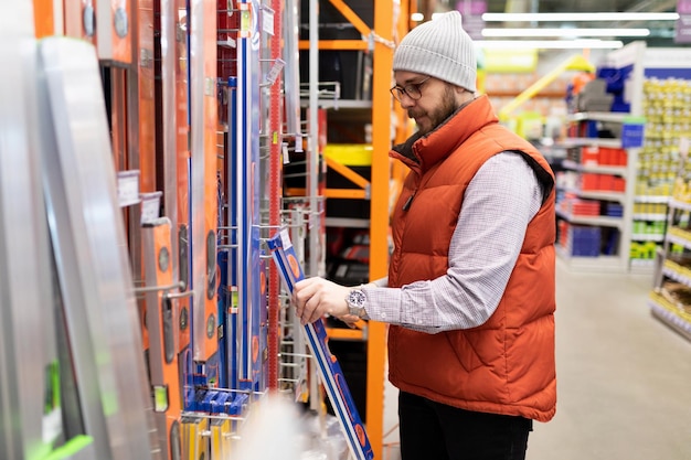 Il cliente del carrello entra nell'ipermercato dell'edificio