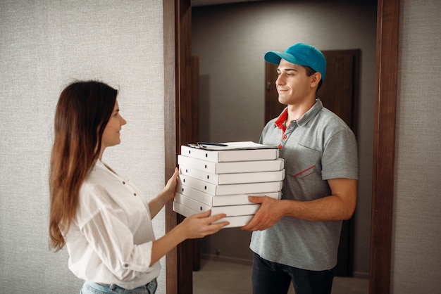 Il cliente prende l'ordine dal ragazzo che consegna la pizza