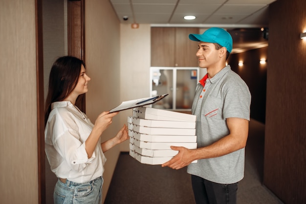 Il cliente prende l'ordine dal ragazzo che consegna la pizza