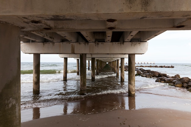 Il clima estivo freddo sul Mar Baltico con molte onde da forti venti, il Mar Baltico è freddo in estate