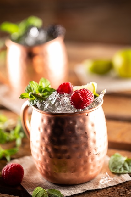 Il cocktail vodka highball Moscow Berry Mule è un long drink con succo di lime fresco, birra allo zenzero e frutti di bosco.