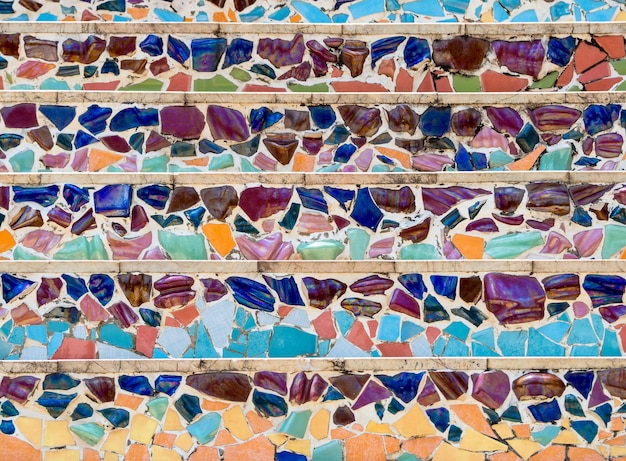 Il colorato di frammenti di ceramica sul muro