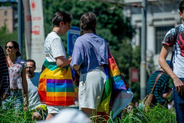 Il colorato pride sfila a Milano con gente allegra e da amare liberamente