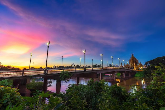 Il colore del semaforo notturno sulla strada sul ponte Ponte Suphankanlaya È un ponte sul fiume Nan al pubblico nella città di Phitsanulok Thailandia al tramonto drammatico sullo sfondo del cielo di Twilight