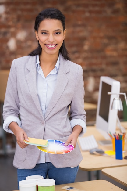 Il colore della tenuta della donna di affari spinge dentro l&#39;ufficio