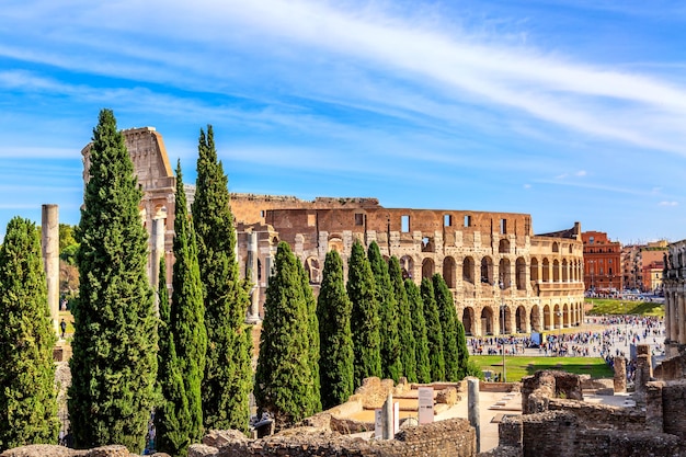 Il Colosseo a Roma, Italia durante la giornata di sole estivo. Il famoso punto di riferimento del Colosseo a Roma.