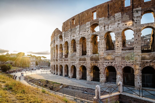 Il Colosseo contro il cielo