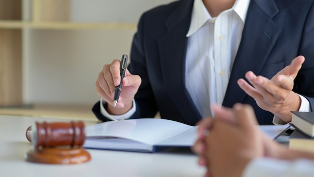 Il colpo ritagliato di avvocati fornisce consigli ai clienti nell'ufficio legale