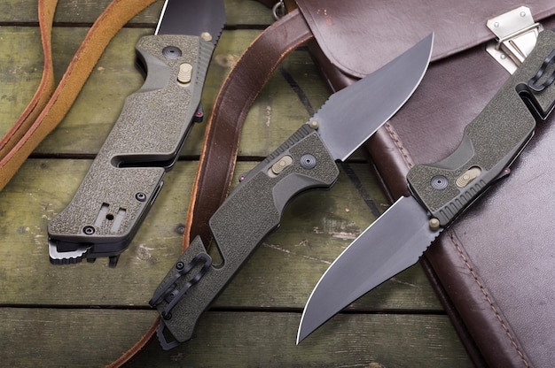 Il coltello è mostrato in tre angoli Coltello militare pieghevole Coltello e tavoletta militare