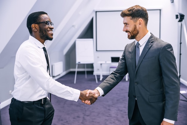 Il comandante stringe la mano al nuovo dipendente si congratula per l'inizio di un nuovo lavoro Concetto di lavoro di squadra per i partner commerciali che si incontrano e salutano il concetto