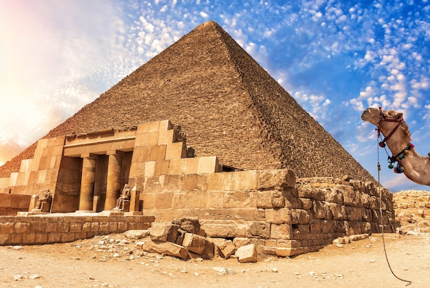 Il Complesso del Tempio di Giza e la Piramide di Cheope, Egitto.