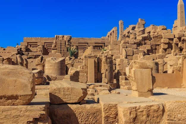 Il complesso del tempio di Karnak comunemente noto come Karnak comprende un vasto mix di templi in decadimento, cappelle, piloni e altri edifici a Luxor in Egitto