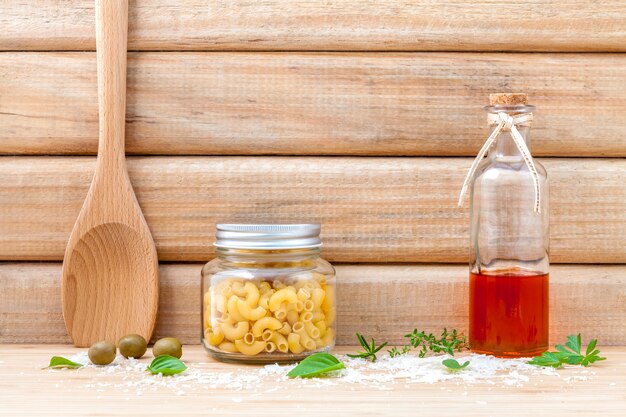 Il concetto dell&#39;alimento italiano ha asciugato la pasta con gli ingredienti su fondo di legno.