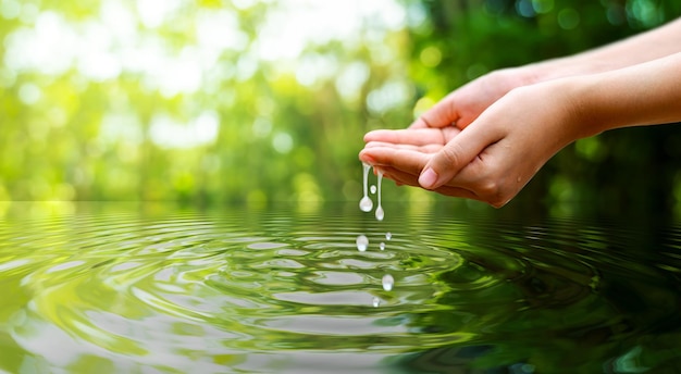 Il concetto della Giornata mondiale dell'acqua con il mondo in acqua pulita e fresca