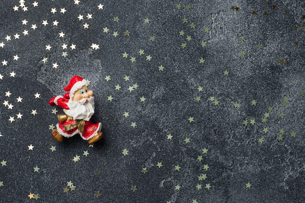 Il concetto della notte di Natale. Babbo Natale su una stella oscura. copyspace