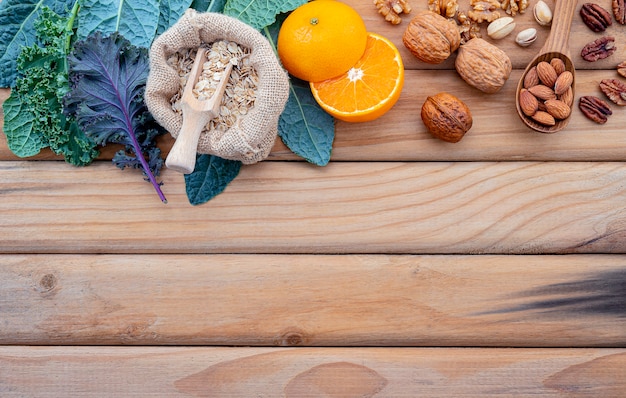 Il concetto di alimento sano ha installato su di legno misero.