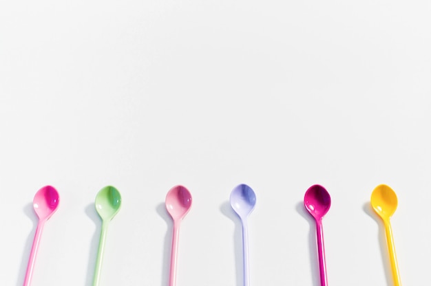 Il concetto di cucchiai da dessert colorati