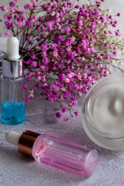 Il concetto di cura della pelle a casa cosmetici siero di crema di colore blu e rosa