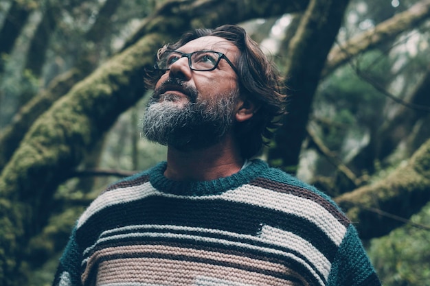 Il concetto di equilibrio di vita e la natura amano le persone ambiente stile di vita Un uomo in piedi e guardando in alto nel bosco ambiente verde attività per il tempo libero all'aperto da solo Turista sentimento naturale maturo