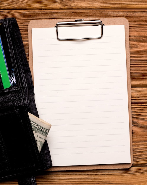 Il concetto di finanziamento e credito. Un foglio di carta bianco accanto al portafoglio.