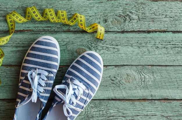 Il concetto di fitness con scarpe da corsa. Vista dall'alto con spazio per il testo