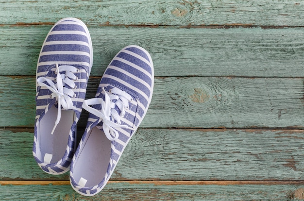 Il concetto di fitness con scarpe da corsa. Vista dall'alto con spazio per il testo