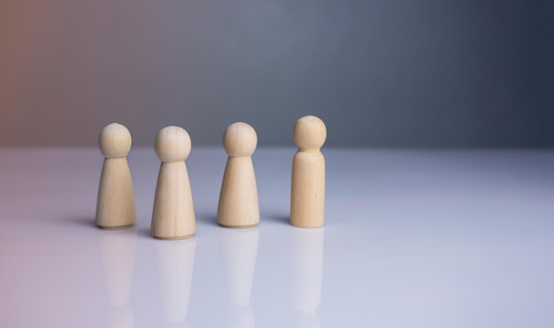 Il concetto di leadership leader ispira potenziare il business manager lavoro di squadra visione strategia influenzare la concorrenza Bambola di legno che guida la squadra