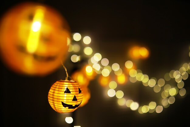 Il concetto di luce nella notte Halloween.La forma della lampada rotonda di zucca utilizzata per decorare con bokeh e copia spazio per il testo.