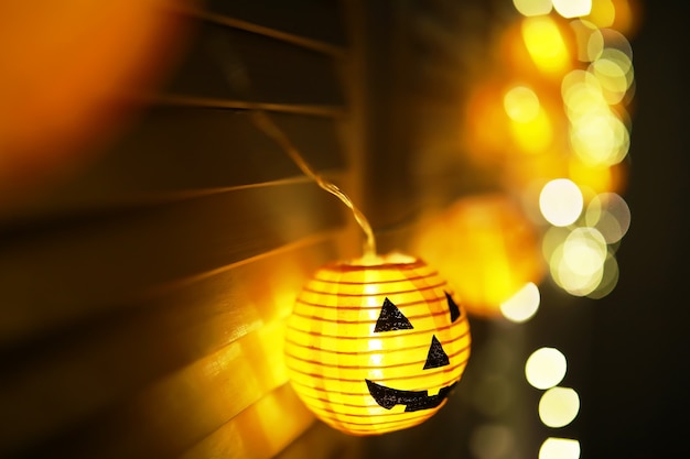 Il concetto di luce nella notte Halloween.La forma della lampada rotonda di zucca utilizzata per decorare con bokeh e copia spazio per il testo.