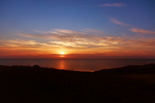 Il concetto di osservazione meteorologica meteorologia vento e piccole onde paesaggio marino montagne e tramonto