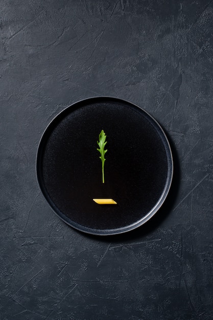 Il concetto di pasta Penne con rucola, minimalismo.