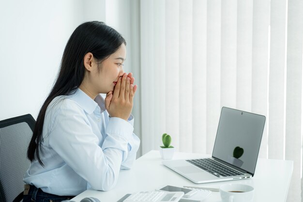 Il concetto di riunione virtuale di videoconferenza della giovane donna d'affari asiatica lavora da casa