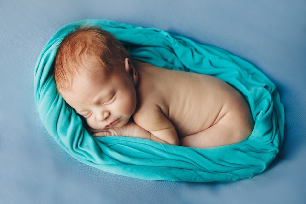 Il concetto di stile di vita sano, fecondazione in vitro - un neonato dorme sotto una coperta. Copia spazio