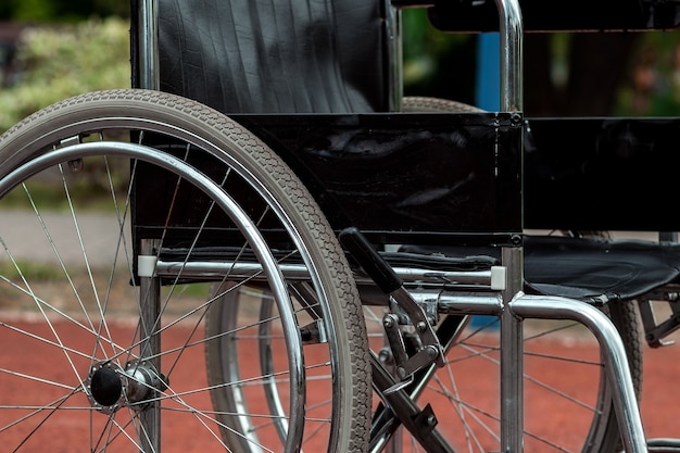 Il concetto di una sedia a rotelle sul campo sportivo, una persona disabile, una vita appagante, paralizzata. Sedia a rotelle sul campo da basket.