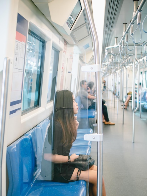 Il concetto di vita cittadina della donna asiatica usa lo skytrain pubblico