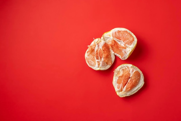 Il concetto minimalista astratto del pomelo giaceva su uno sfondo colorato